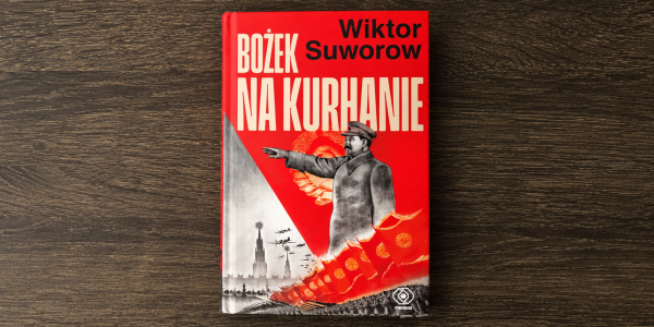 Bożek na kurhanie na drewnianym stole