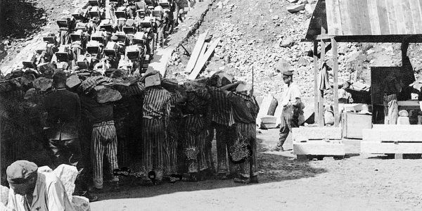 Bundesarchiv_Bild_192-269,_KZ_Mauthausen,_Häftlinge_im_Steinbruch