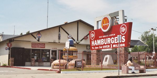 Muzeum McDonald’s w San Bernardino. Założone w lokalizacji pierwszego baru braci McDonaldów (zburzonego w 1971 r.) żr. Cogart Strangehill - First McDonalds/CC BY-SA 2.0