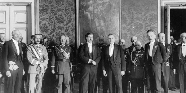 Premier_Józef_Piłsudski_podczas_składania_życzeń_noworocznych_prezydentowi_Ignacemu_Mościckiemu_(22-510)