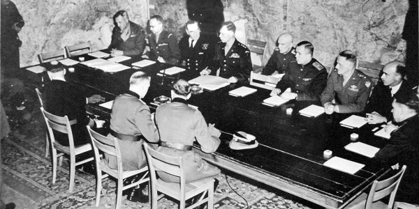 Signature_de_la_reddition_le_7_mai_1945