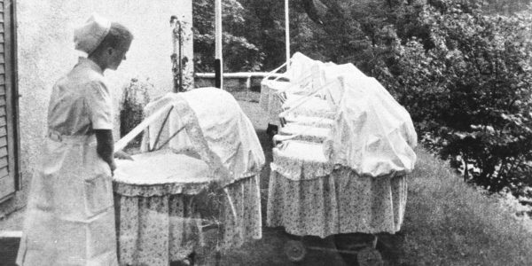 Lebensbornheim, Schwester mit Kinderwagen